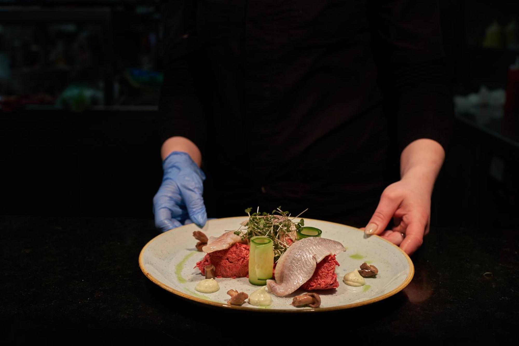 Hotel Royal & Spa Μπιάλιστοκ Εξωτερικό φωτογραφία A chef serving a prepared meal