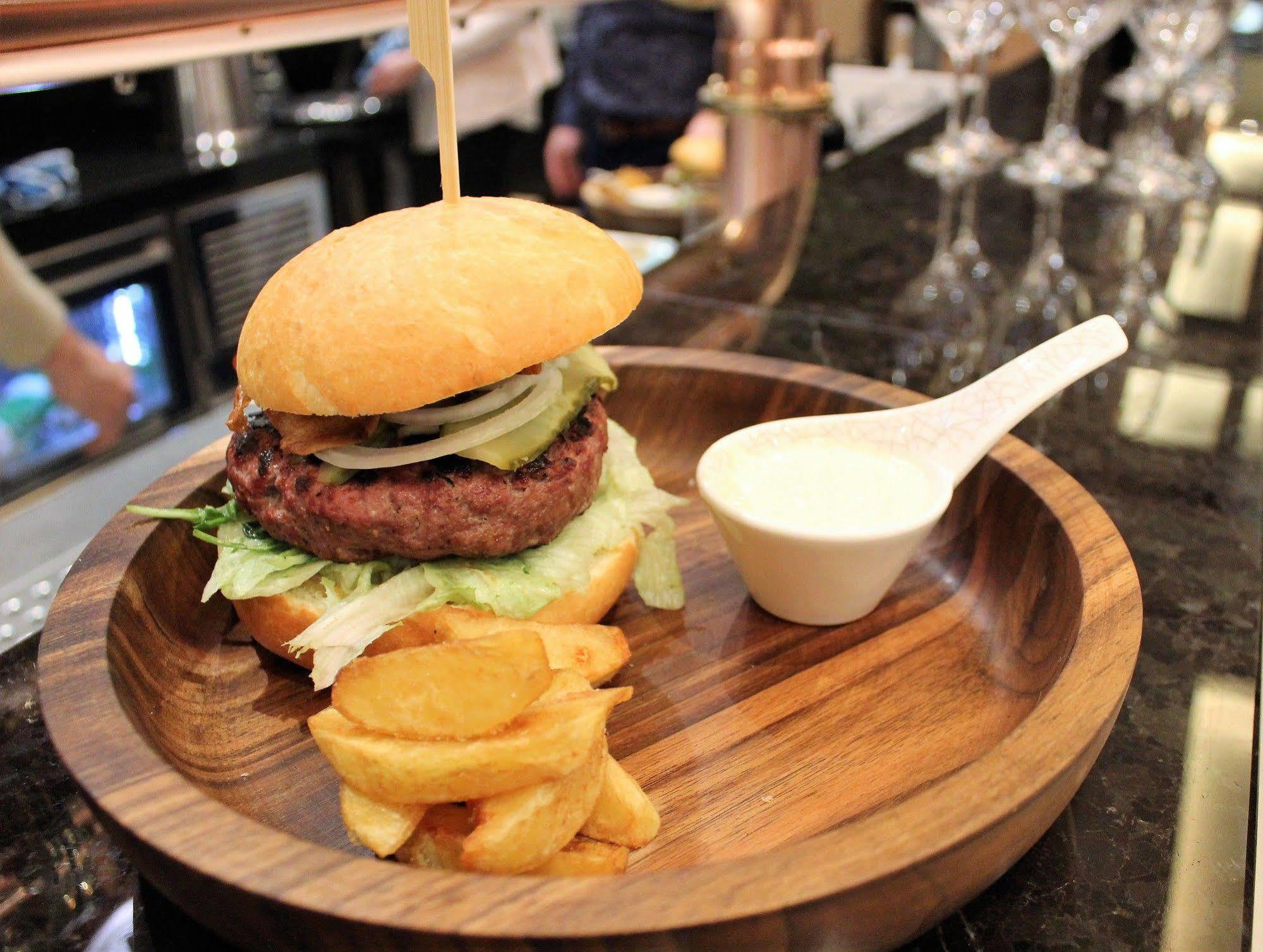 Hotel Royal & Spa Μπιάλιστοκ Εξωτερικό φωτογραφία A burger at the restaurant